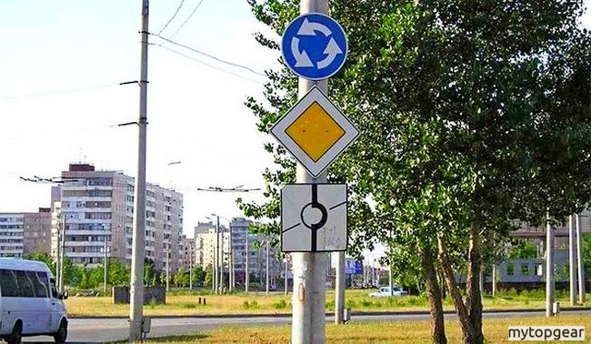 Знак главной дороги на круговом движении